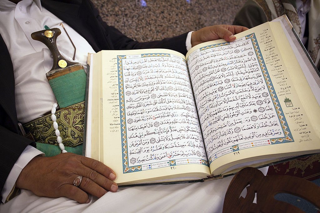 Korans in the hands of a muslim, Yemen